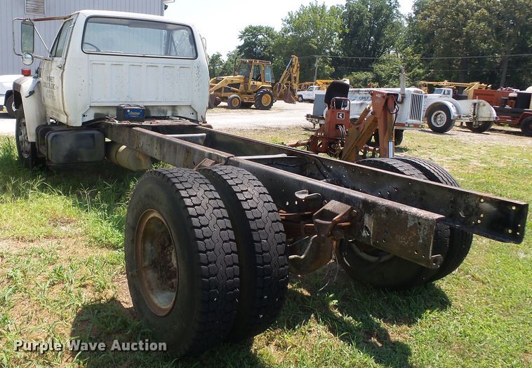 image for item DH3854 1986 Ford F800  truck cab and chassis
