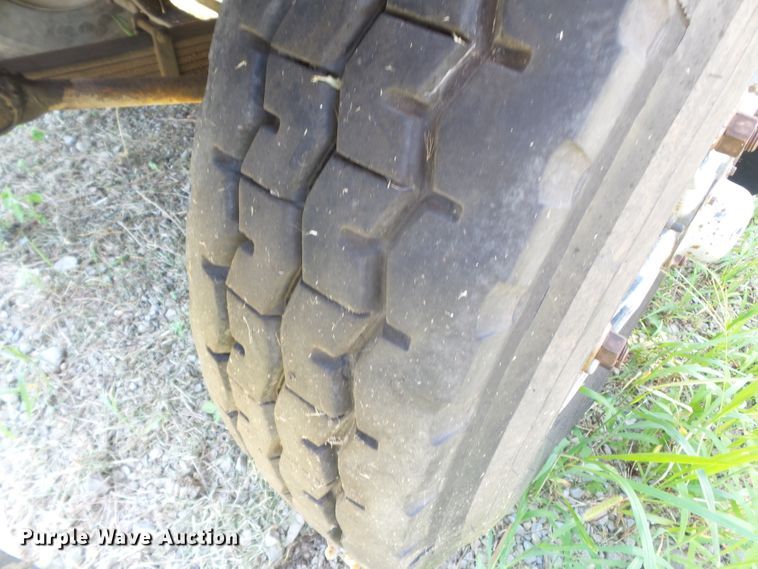 image for item DH3854 1986 Ford F800  truck cab and chassis