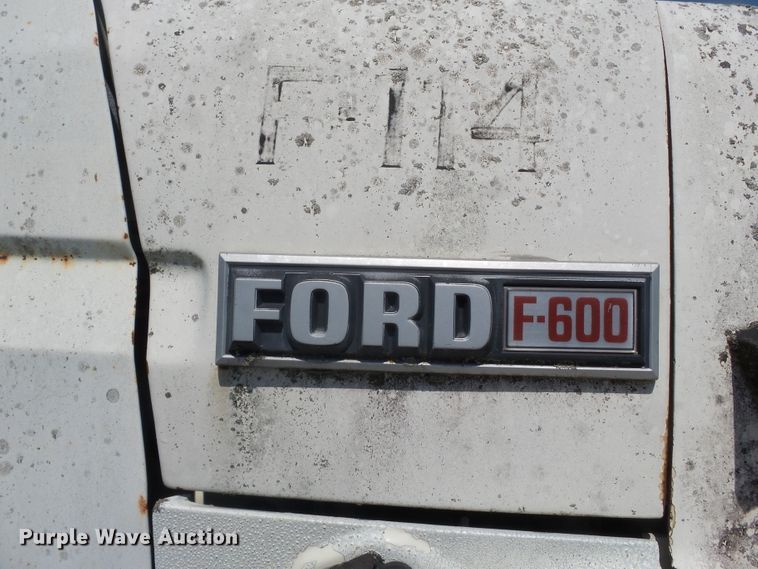 image for item DH3854 1986 Ford F800  truck cab and chassis