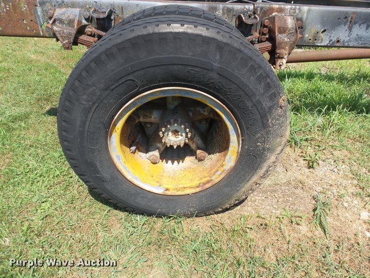 image for item DH3854 1986 Ford F800  truck cab and chassis