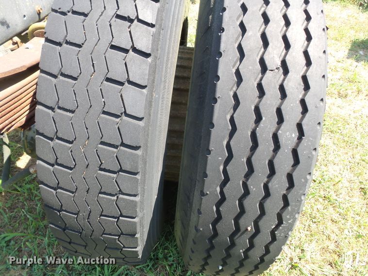 image for item DH3854 1986 Ford F800  truck cab and chassis