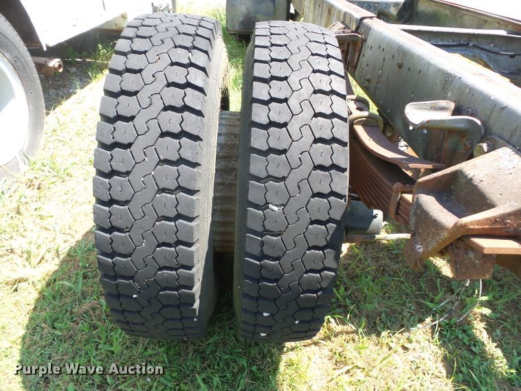 image for item DH3854 1986 Ford F800  truck cab and chassis