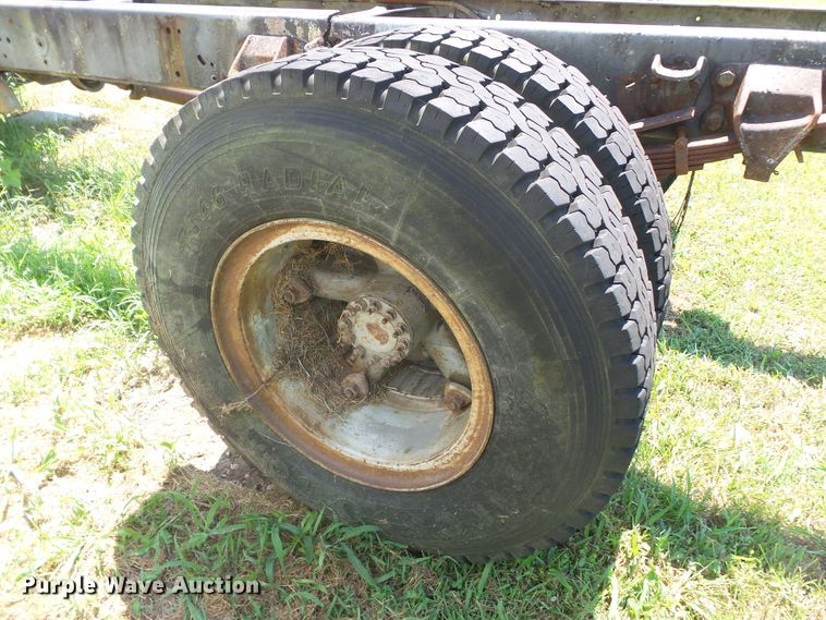 image for item DH3854 1986 Ford F800  truck cab and chassis