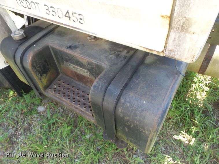 image for item DH3854 1986 Ford F800  truck cab and chassis