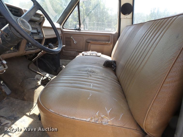 image for item DH3854 1986 Ford F800  truck cab and chassis