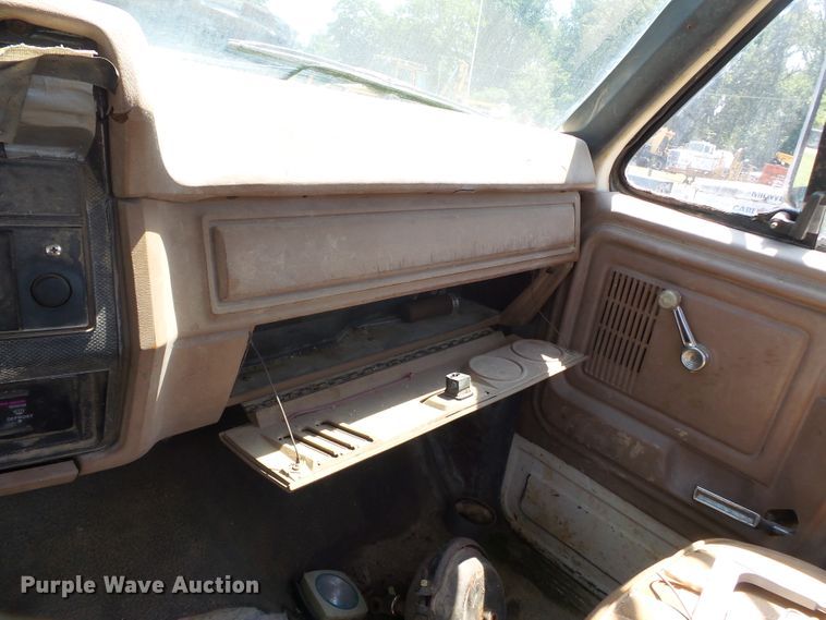 image for item DH3854 1986 Ford F800  truck cab and chassis