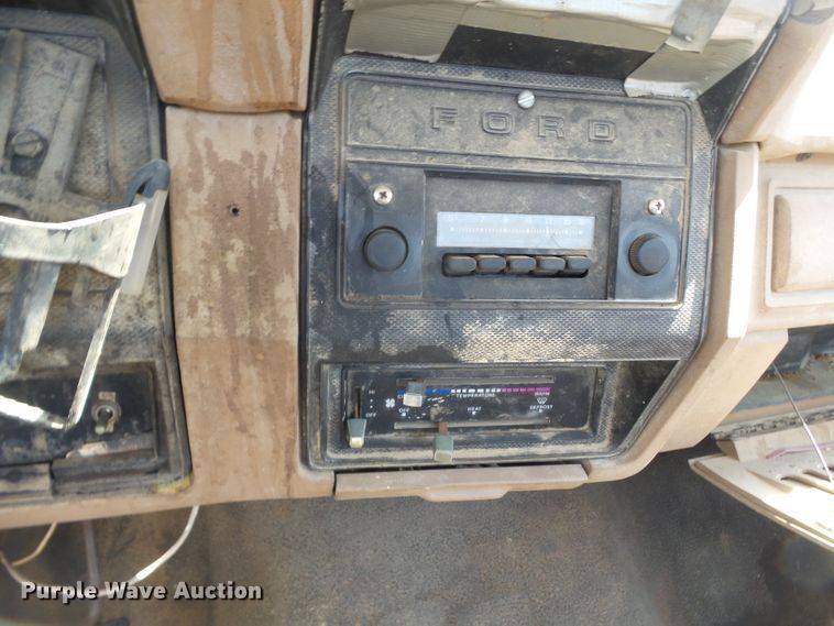 image for item DH3854 1986 Ford F800  truck cab and chassis