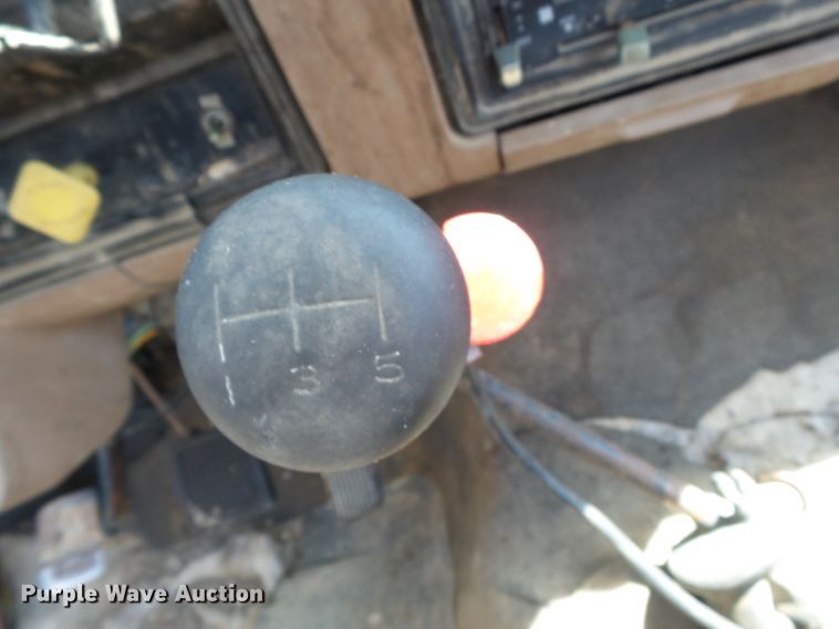 image for item DH3854 1986 Ford F800  truck cab and chassis