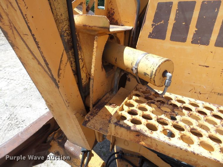 image for item DH3890 1989 Case 760  vibratory cable plow