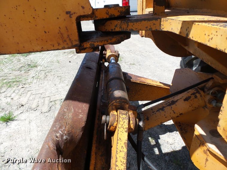 image for item DH3890 1989 Case 760  vibratory cable plow