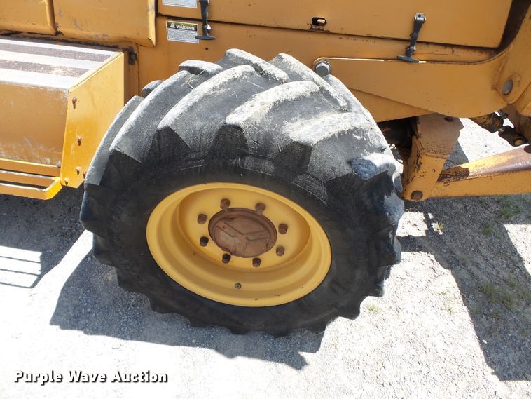 image for item DH3890 1989 Case 760  vibratory cable plow