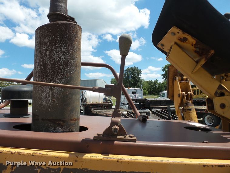 image for item DH3890 1989 Case 760  vibratory cable plow