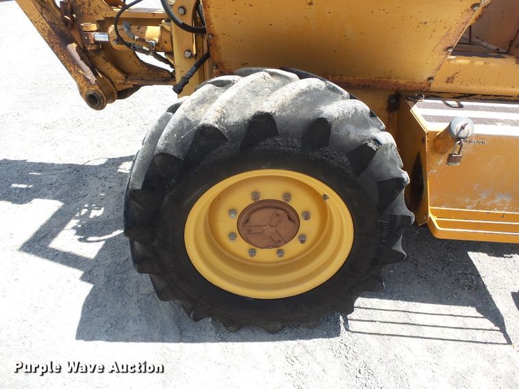 image for item DH3890 1989 Case 760  vibratory cable plow