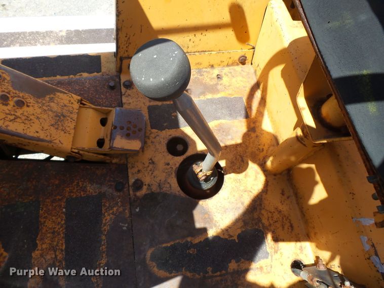 image for item DH3890 1989 Case 760  vibratory cable plow