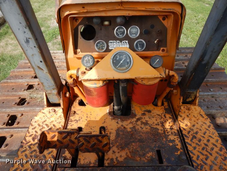 image for item DH6555 1978 Case 475  cable plow