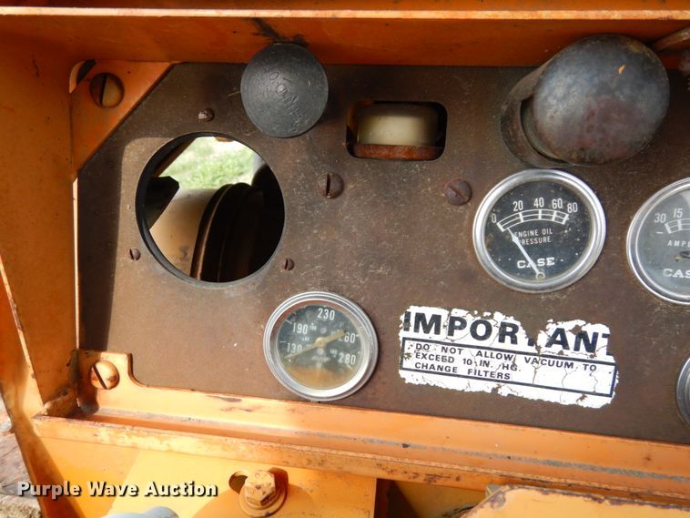 image for item DH6555 1978 Case 475  cable plow