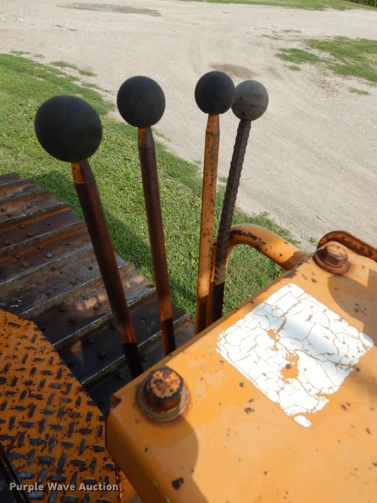 image for item DH6555 1978 Case 475  cable plow