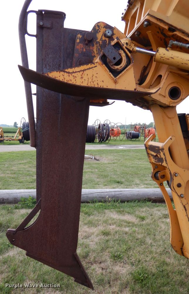 image for item DH6555 1978 Case 475  cable plow