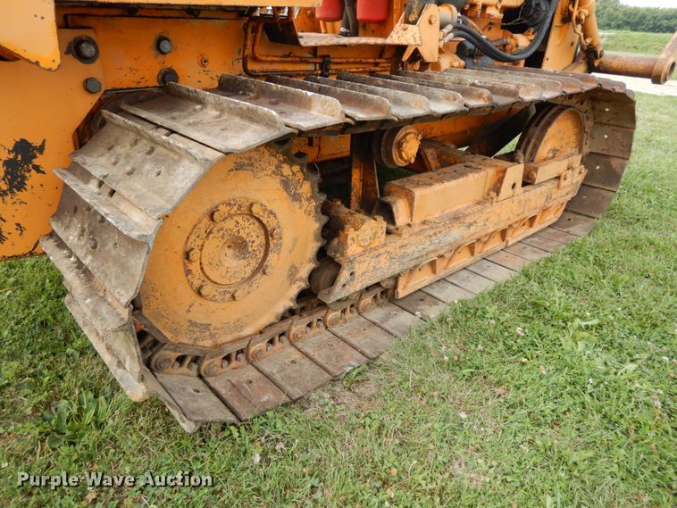 image for item DH6555 1978 Case 475  cable plow