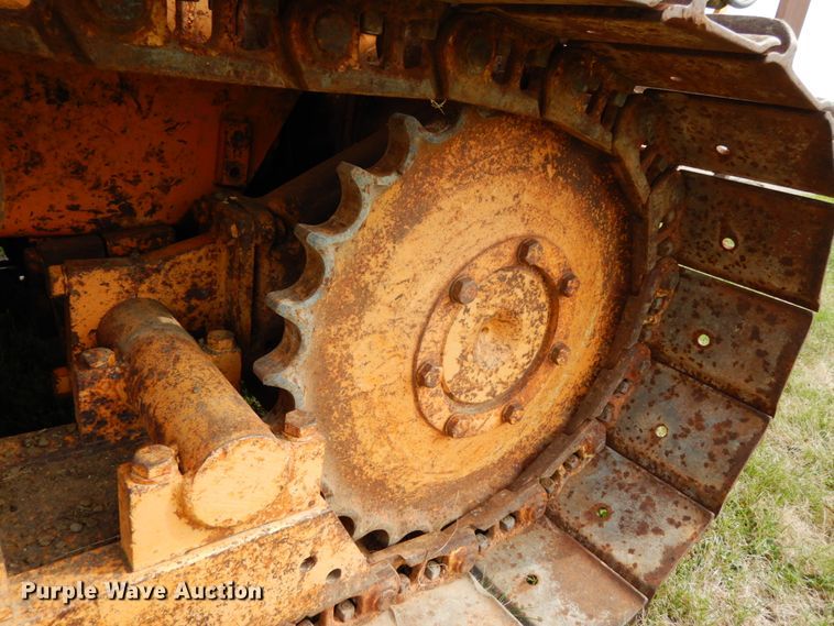 image for item DH6555 1978 Case 475  cable plow