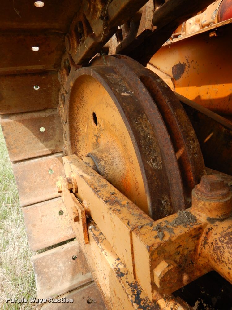image for item DH6555 1978 Case 475  cable plow