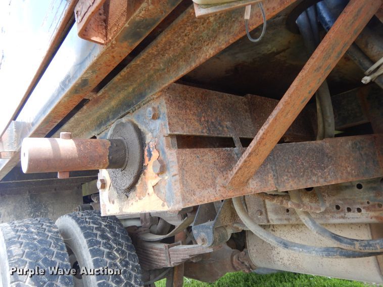 image for item DH6583 2002 Ford F450 Super Duty XL  flatbed truck