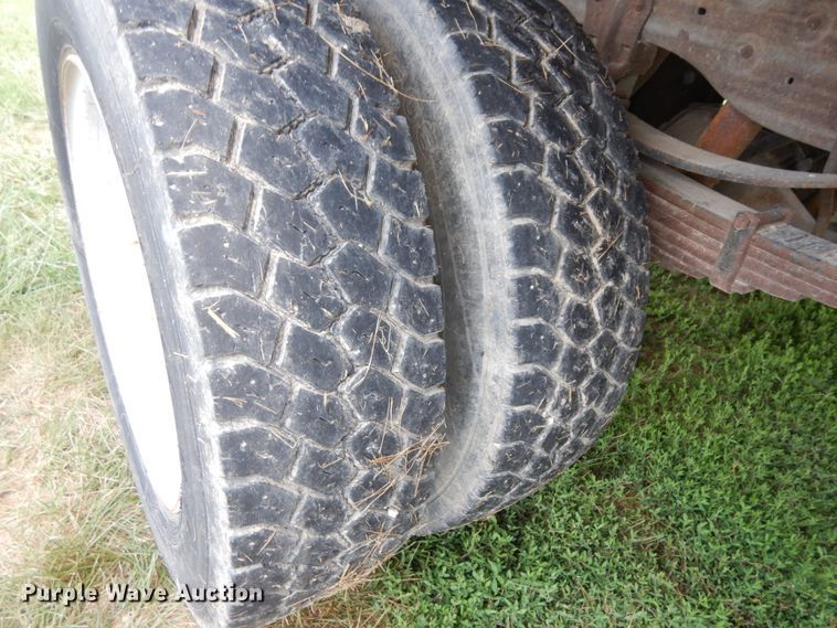 image for item DH6583 2002 Ford F450 Super Duty XL  flatbed truck