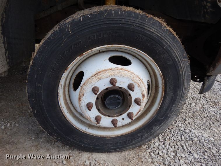 image for item DH6583 2002 Ford F450 Super Duty XL  flatbed truck