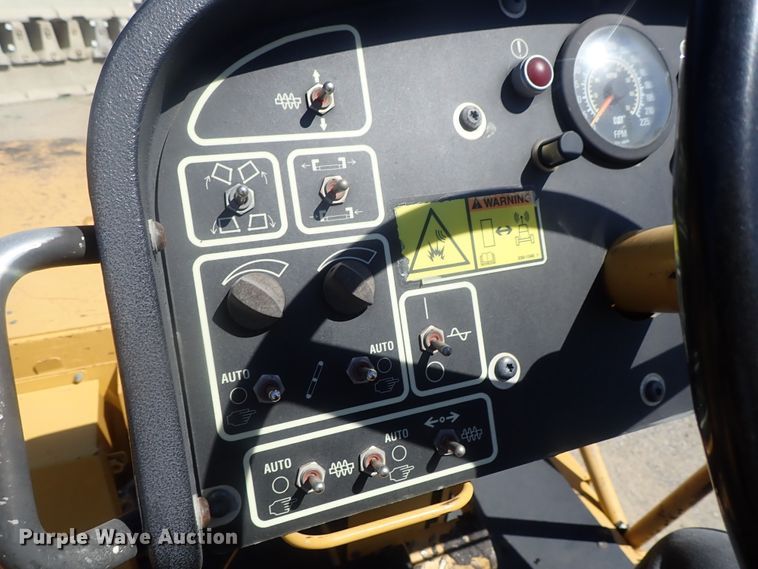 image for item DI4670 2011 Caterpillar AP1055D  paver