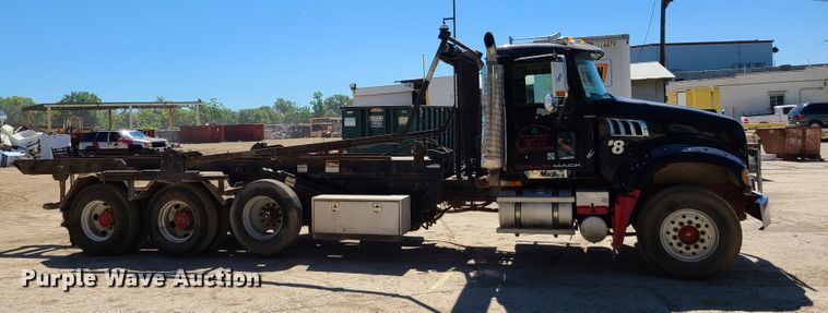 image for item EL9978 2007 Mack CTP  hooklift truck