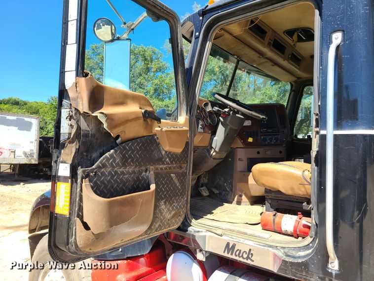 image for item EL9978 2007 Mack CTP  hooklift truck