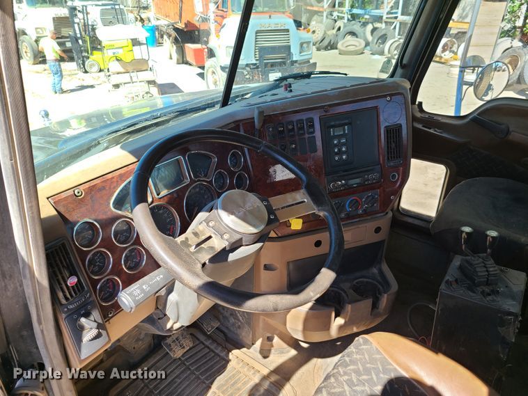 image for item EL9978 2007 Mack CTP  hooklift truck