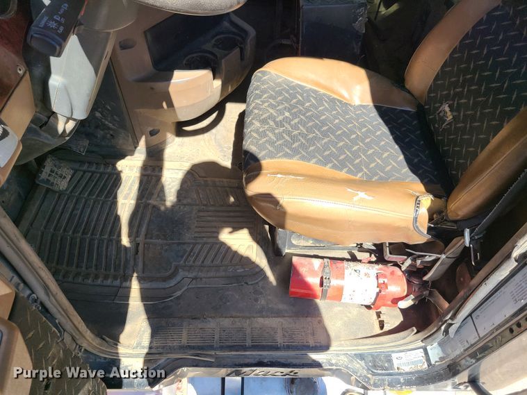 image for item EL9978 2007 Mack CTP  hooklift truck