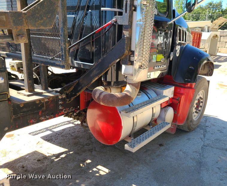 image for item EL9978 2007 Mack CTP  hooklift truck