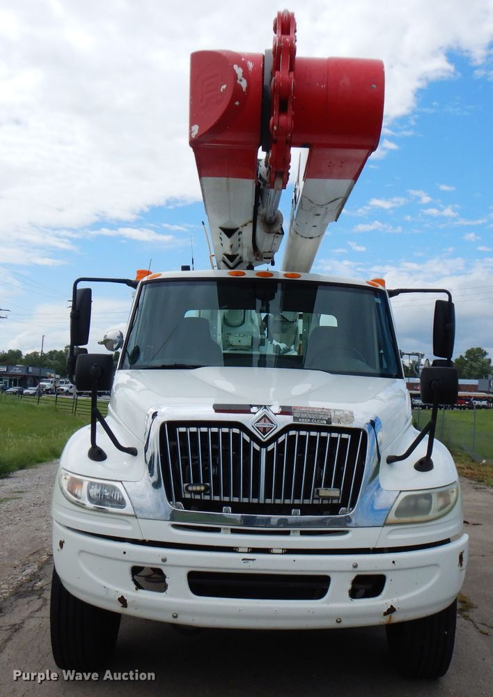 image for item FN9331 2005 International 4440  bucket truck