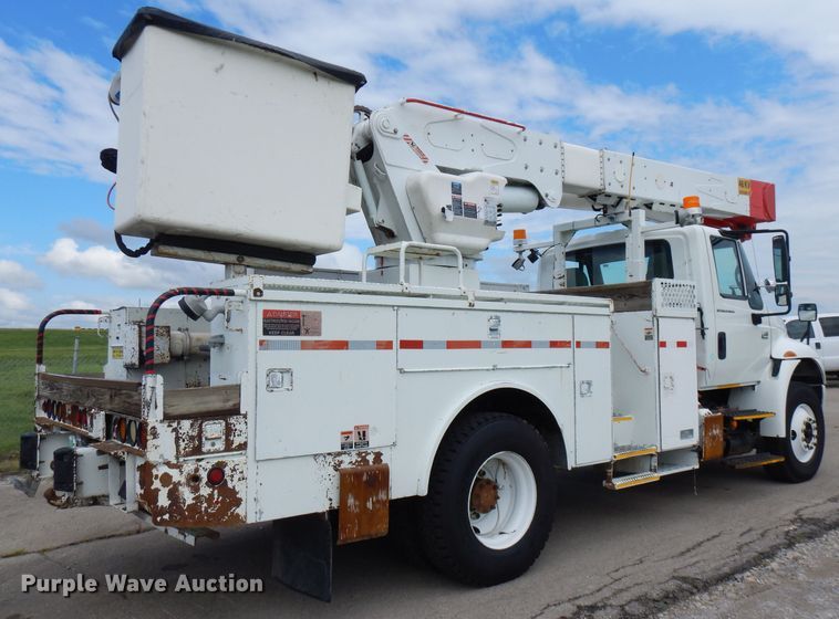 image for item FN9331 2005 International 4440  bucket truck
