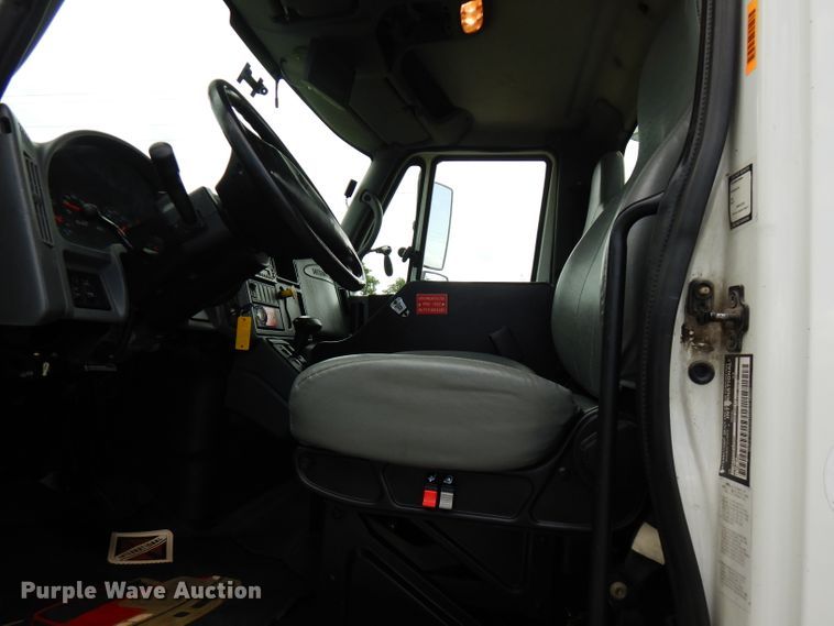 image for item FN9331 2005 International 4440  bucket truck