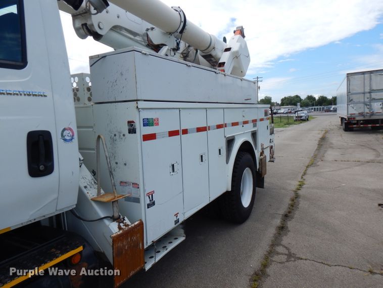 image for item FN9331 2005 International 4440  bucket truck