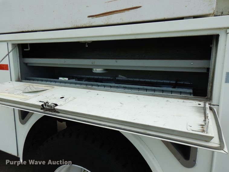 image for item FN9331 2005 International 4440  bucket truck