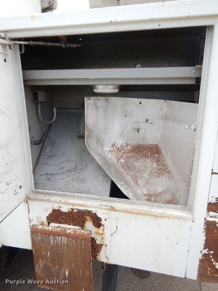 image for item FN9331 2005 International 4440  bucket truck