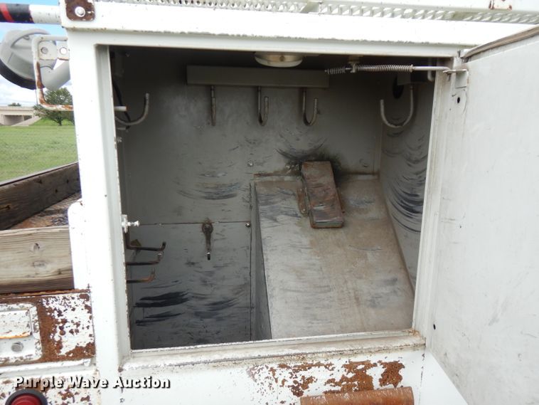 image for item FN9331 2005 International 4440  bucket truck