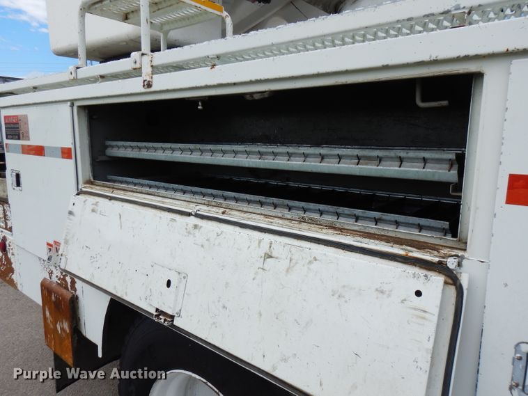 image for item FN9331 2005 International 4440  bucket truck