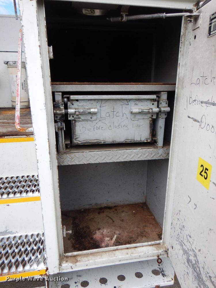 image for item FN9331 2005 International 4440  bucket truck