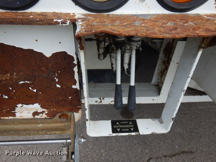 image for item FN9331 2005 International 4440  bucket truck