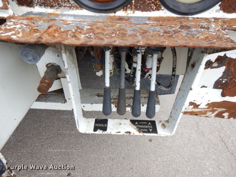 image for item FN9331 2005 International 4440  bucket truck