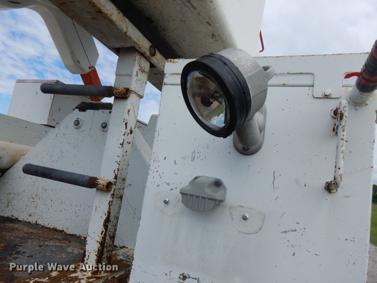 image for item FN9331 2005 International 4440  bucket truck