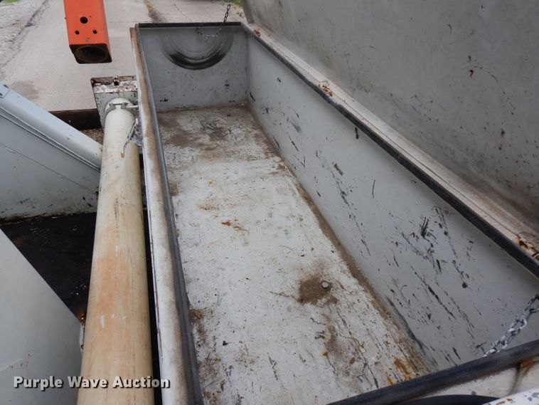 image for item FN9331 2005 International 4440  bucket truck