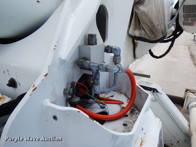 image for item FN9331 2005 International 4440  bucket truck