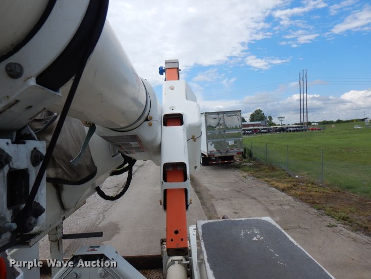 image for item FN9331 2005 International 4440  bucket truck