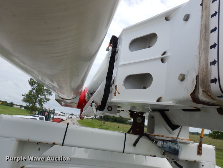 image for item FN9331 2005 International 4440  bucket truck